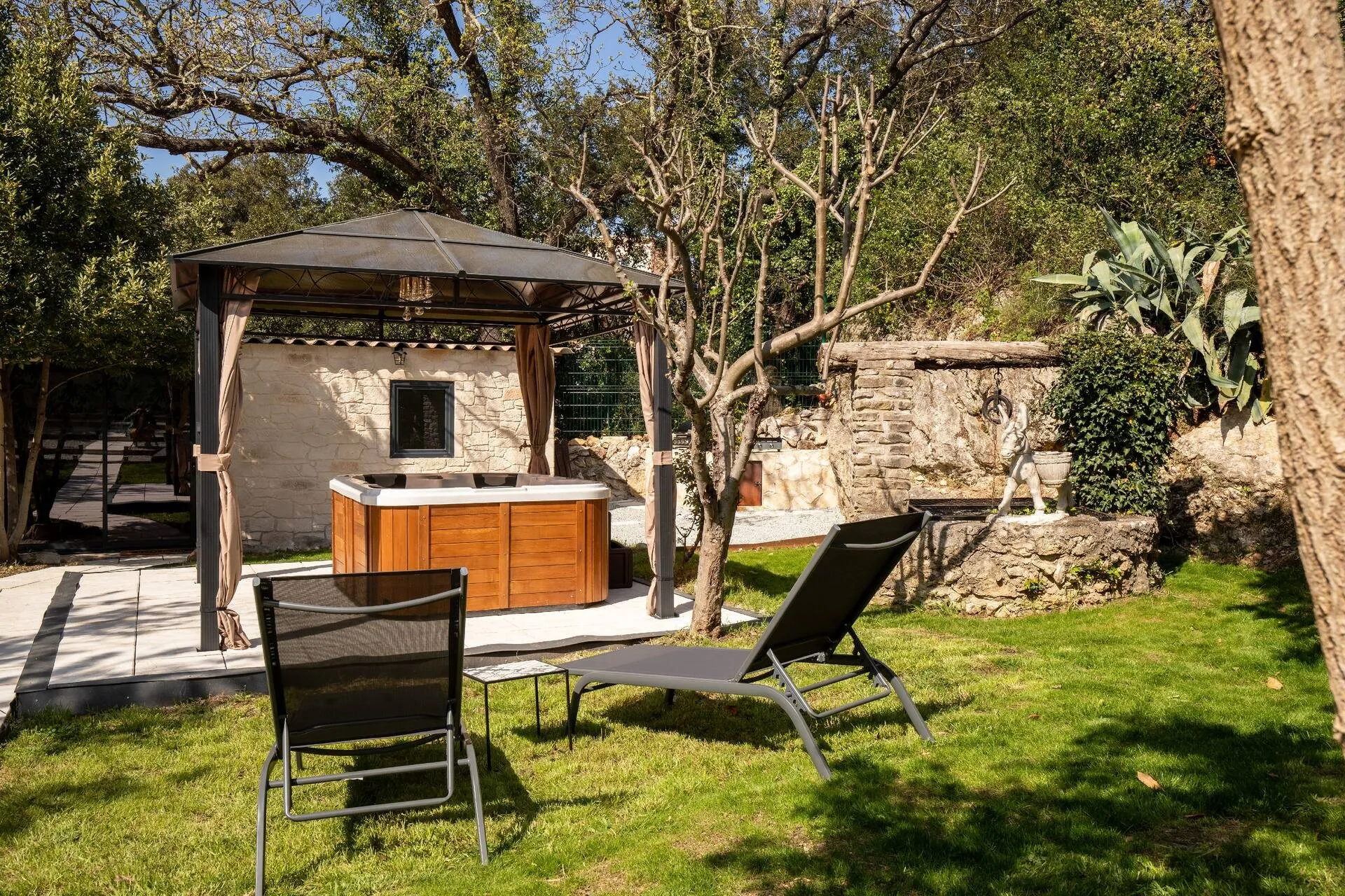 Ô Jacuzzi du Mazet, Murles, photo 17